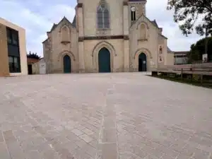 Aménagement en calcaire à Saint Hilaire de Riez devant l'Eglise