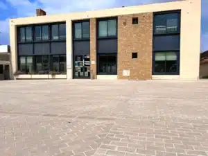 Aménagement de pavés en calcaire beige à Saint-Hilaire-de-Riez