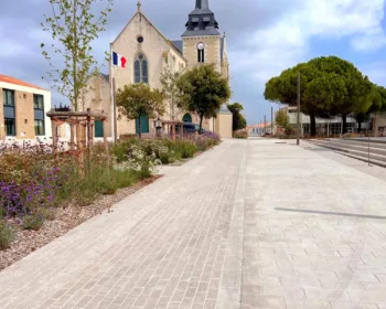 Aménagement en calcaire de la place de l'Eglise à Saint Hilaire de Riez