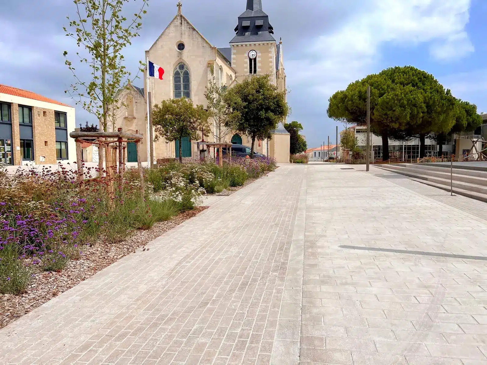 Saint-Hilaire-de-Riez (85) : Aménagement de la place de l’hôtel de ville en calcaire