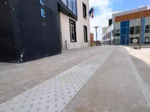 Dalles podotactiles en calcaire beige à Saint Hilaire de Riez