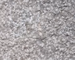 Calcaire gris VA en finition bouchardée