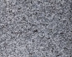 Granit gris bleu de Lanhélin en finition grenaillée