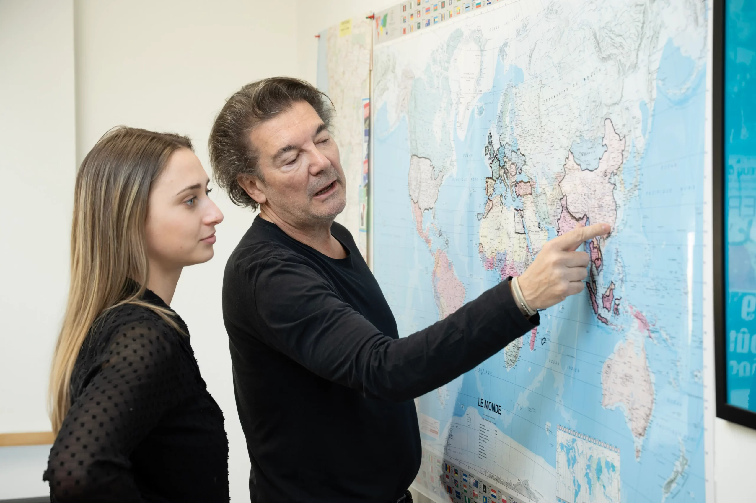 Christophe et Sélina échangeant sur l'importation de pierre naturelle