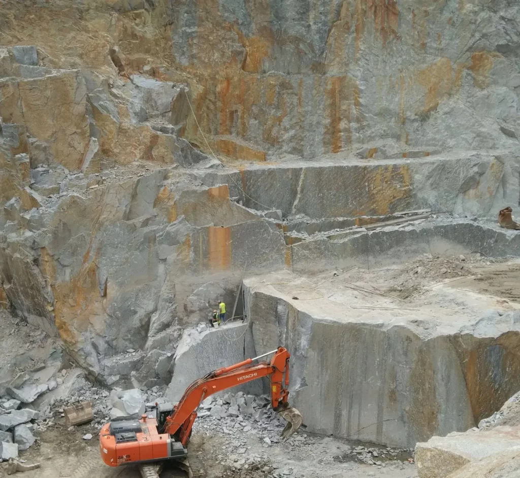 Extraction de bloc dans une carrière de pierre naturelle
