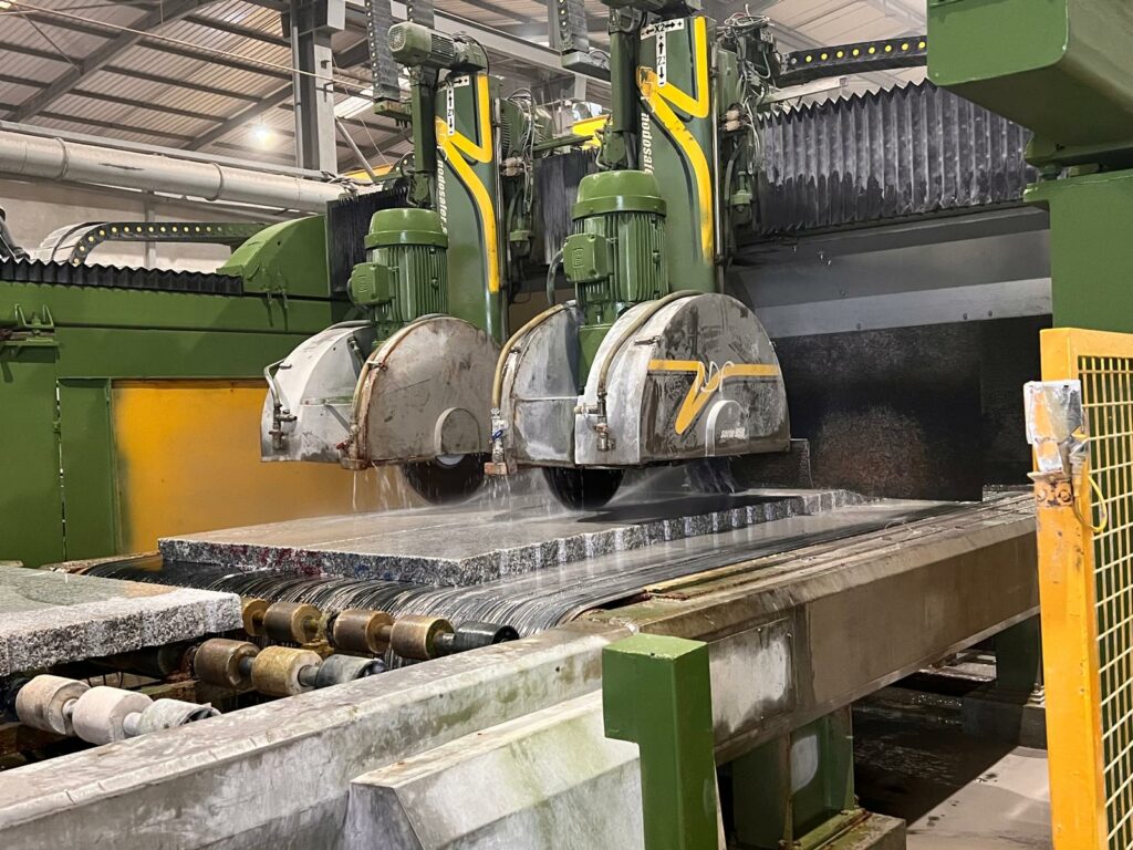 Transformation de la pierre naturelle dans les usines de production